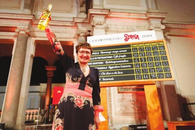 多納泰拉·迪彼得蘭托尼奧在第78屆女巫獎(jiǎng)的最后一次計(jì)票后成為大獎(jiǎng)得主。她身后黑板上的第二行顯示《脆弱的時(shí)代》以189票勝出。女巫獎(jiǎng)圖片