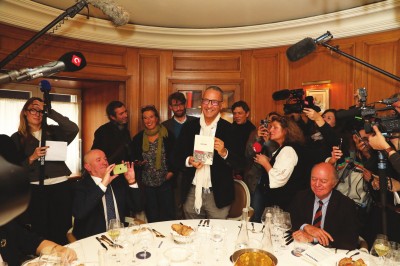 聞知獲獎后按例趕來與菲利普·克洛代爾（左二）等眾評委同席的作家卡邁勒·達(dá)烏德（中）。攝影：奧利維耶·迪翁