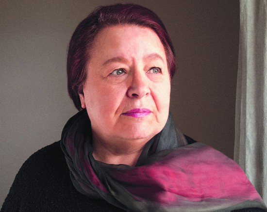 娜塔莎·沃丁（Natascha Wodin，1945— ），德語(yǔ)作家，俄語(yǔ)翻譯家。1983年，她的第一部小說(shuō)《玻璃之城》問(wèn)世，后又相繼出版了《我曾活過(guò)》《婚姻》《黑夜中的兄弟姐妹》《暗影中的人》等。因《她來(lái)自馬里烏波爾》一書，娜塔莎·沃丁被授予萊比錫圖書獎(jiǎng)、德布林獎(jiǎng)，目前生活在柏林和梅克倫堡。 對(duì)于娜塔莎來(lái)說(shuō)，母親和父親的人生是兩個(gè)難以解決的謎團(tuán)，在一次偶然的機(jī)會(huì)下，她開(kāi)始追尋父母的生存痕跡，并寫下了《她來(lái)自馬里烏波爾》《暗影中的人》，而她的書寫早已超越了“個(gè)人”，成為20世紀(jì)東歐歷史的縮影。隨著“馬里烏波爾三部曲”的完結(jié)篇《娜斯佳的眼淚》推出，由一位女性的生命謎團(tuán)開(kāi)始的追尋，最終在另一位女性的生存寓言中結(jié)束